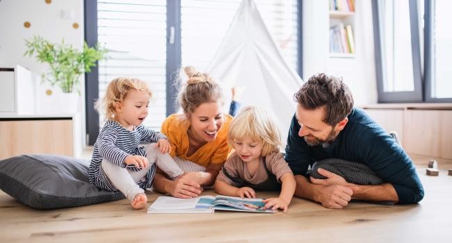 Hier ist ein Bild einer Familie zu sehen: Zwei Kleine Kinder mit Mama und Papa.