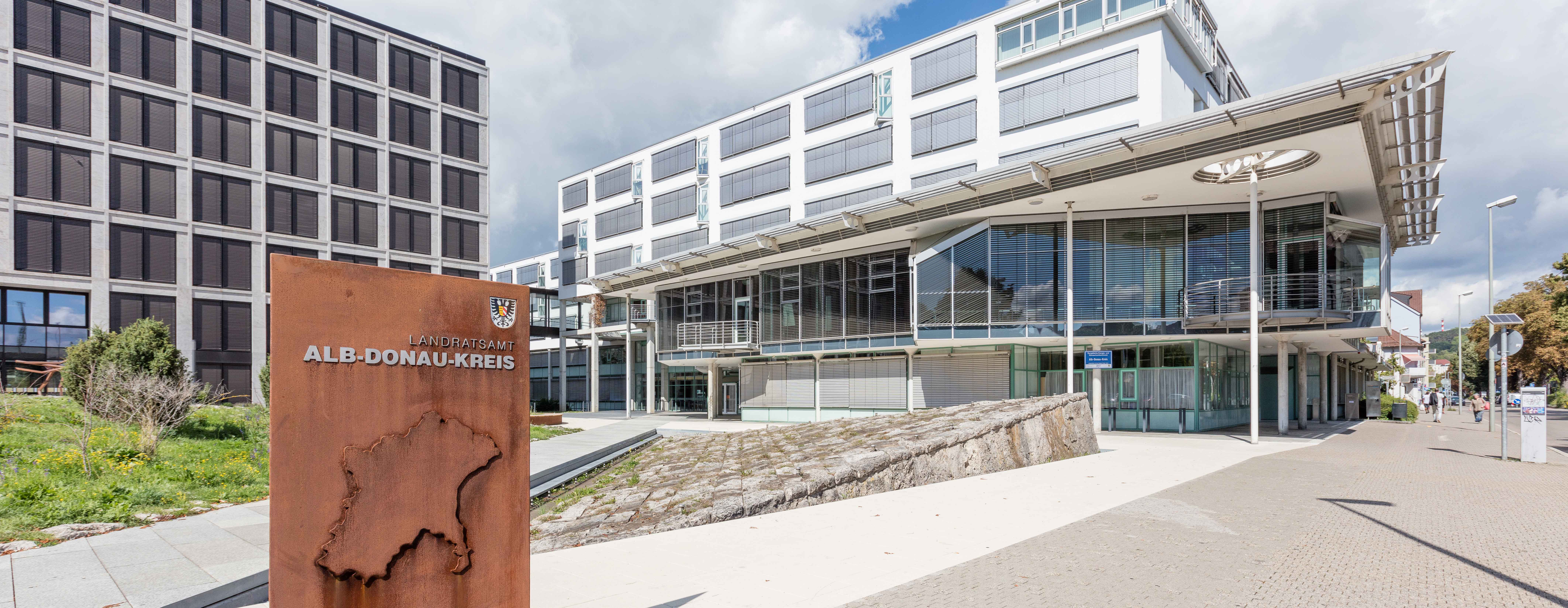 Blick von oben auf Blaubeuren. Links sieht man einen herbstlich gefärbten Wald, rechts Wiesen und Felder, ganz oben in der Ferne die Häuser der Stadt. Blick von oben auf Blaubeuren. Links sieht man einen herbstlich gefärbten Wald, rechts Wiesen und Felder, ganz oben in der Ferne die Häuser der Stadt.