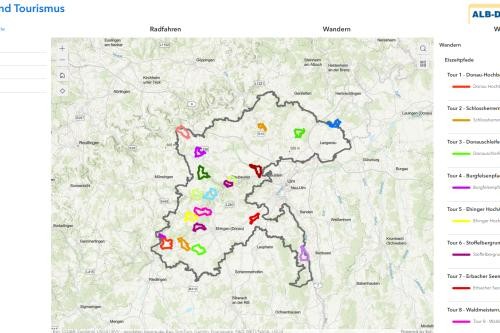 Hier ist ein Screenshot des Online-Tools ADOKA zu sehen. Dieser zeigt eine Karte des Alb-Donau-Kreises, auf dem farbig Radtouren eingezeichnet sind.