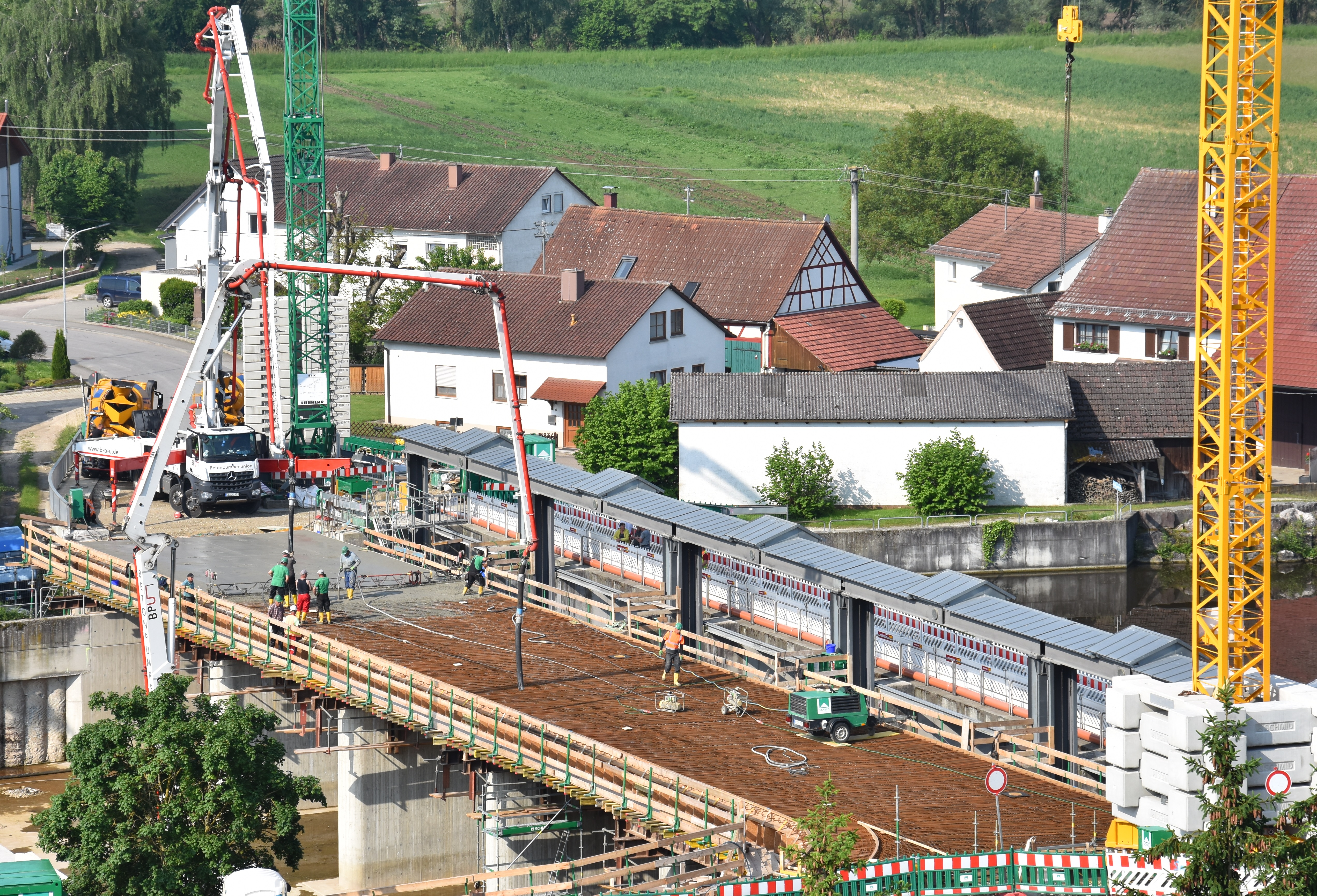 Das Bild zeigt die Donaubrücke in Öpfingen während der Bauarbeiten.