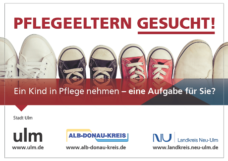 hier ist ein Bild zu sehen mit dem Schriftzug: Pflegeeltern gesucht! Unter dem Schriftzug sind vier Paar Schuhe zu sehen. Zwei größere und zwei kleinere. Über die Schuhe ist nochmal ein Schriftzug: Ein Kind in Pflege nehmen - eine Aufgabe für Sie? Unten sieht man die Logos der Stadt Ulm, des Alb-Donau-Kreis und des Landkreises Neu-Ulm